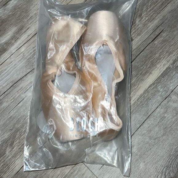 Block shoes  - Picture 1 of 2